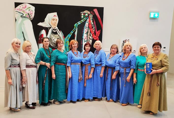 Tīnūžu tautas nama folkloras kopa "Saulesmeitas"